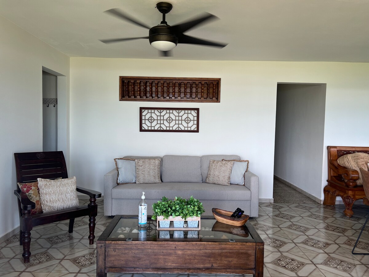 客厅配有沙发床 