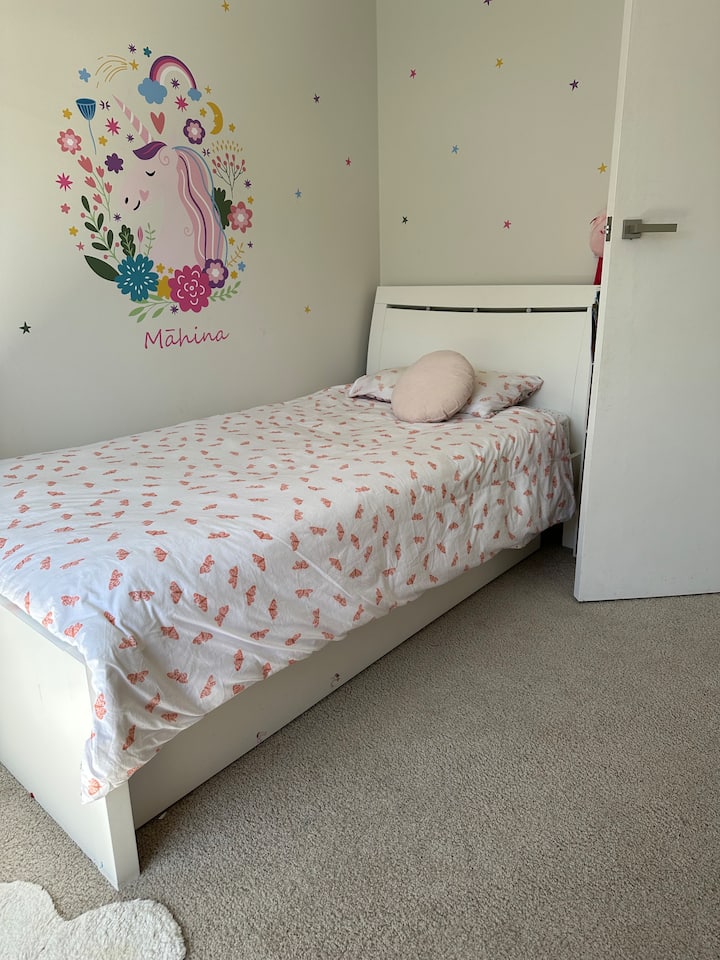 Брачен единечен кревет (широк 150-179 см), со трндер под него 