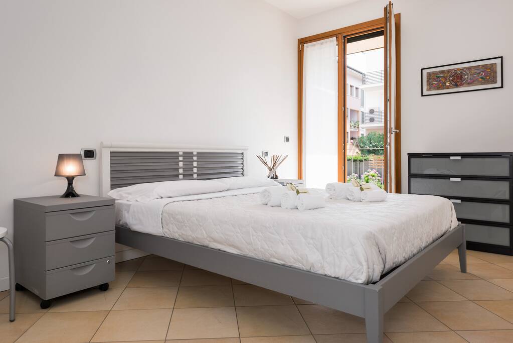 camera da letto matrimoniale con balcone