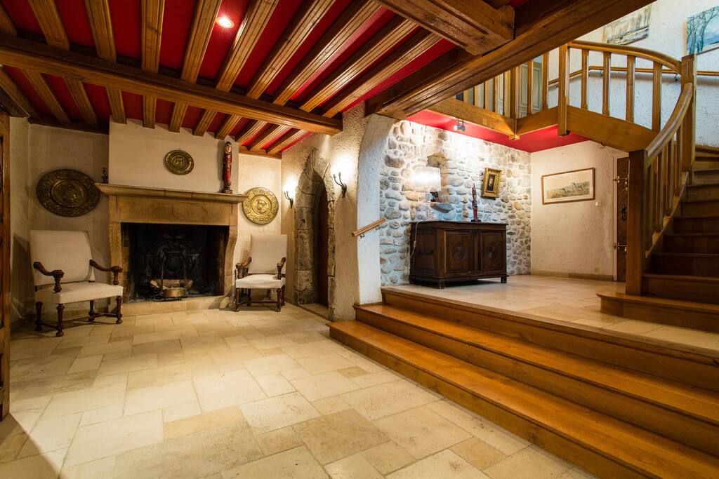 La Hall avec la cheminée ou vous prendrez vos PDJ