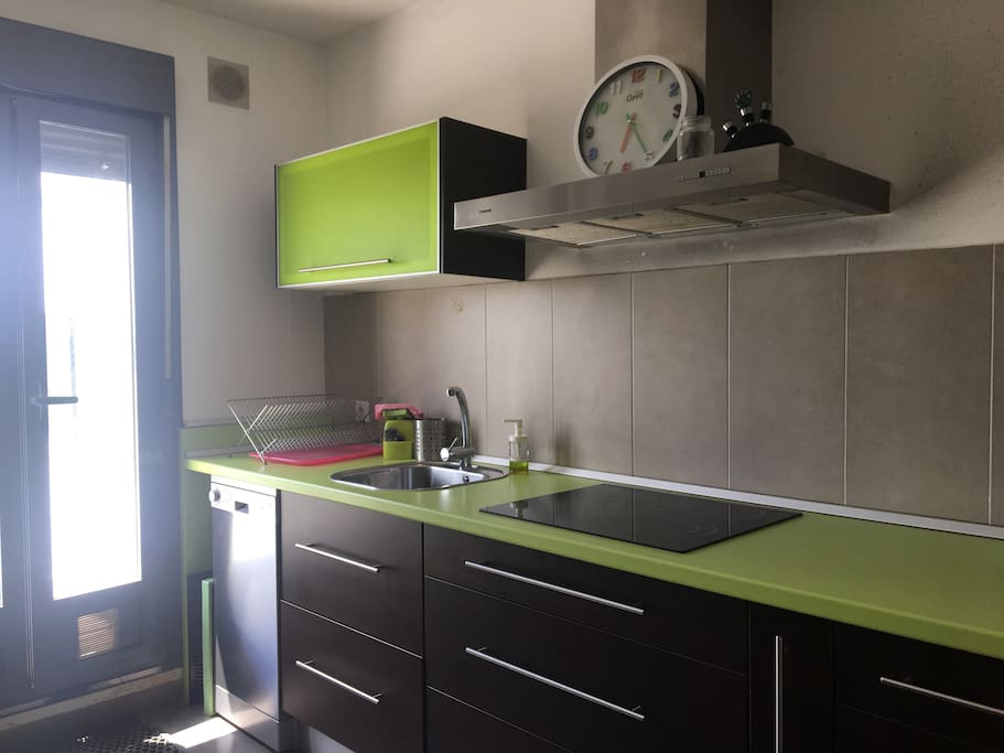 Lavavajillas, placa vitro cerámica y campana. Dentro de los muebles todo el menaje de hogar necesario