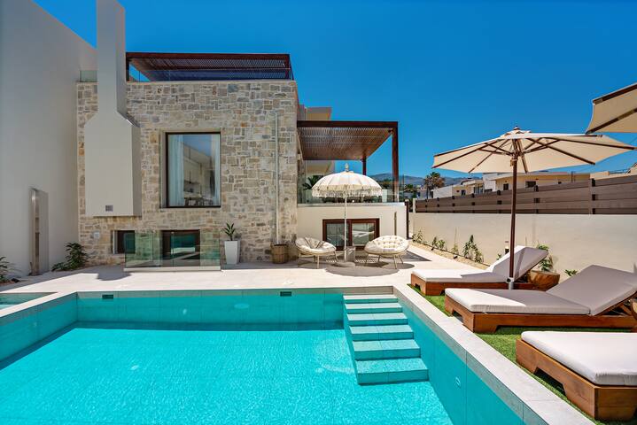 Amara II – walking distance to the beach & shops! gallery image 2