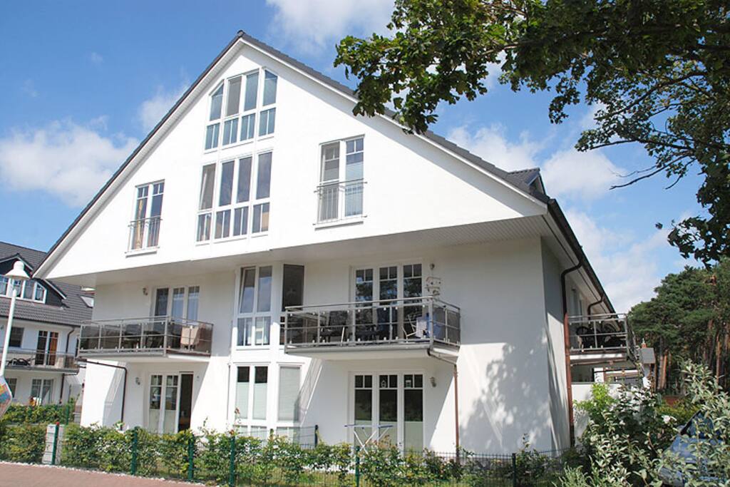 Die Außenansicht der Strandwohnungen Thiessow in Thiessow auf Rügen.