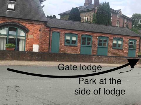 Gate Lodge 2 /3 Bedroom Barn
