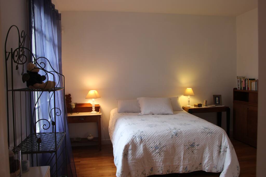 grand lit de 160X200. Petit lit d'appoint permettant de recevoir une 3ème personne (enfant).