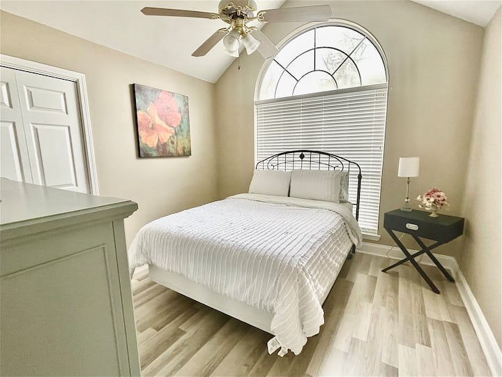 Spavaća soba 1, opremljena bračnim krevetom i TV-om ravnog ekrana. 