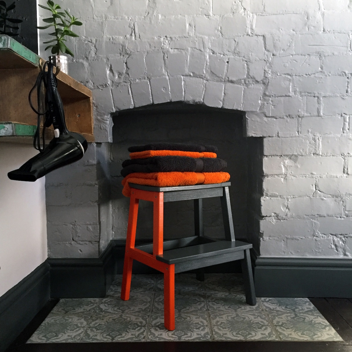 Chumba cha kulala cha nyuma 2; hisia ya 'mijini' zaidi, matofali yaliyopakwa rangi, conduit, taa za viwanda, na dawati na kiti kidogo cha karne ya kati.