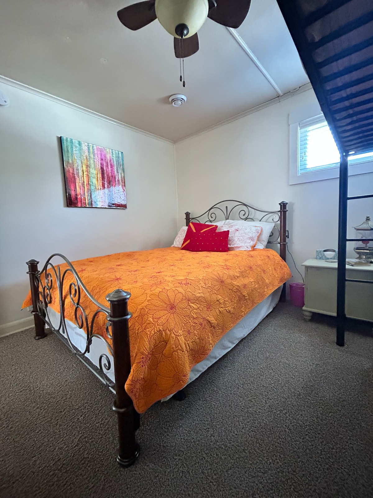 Druhá spálňa, hlavné poschodie. Manželská posteľ s dvojlôžkovou poschodovou posteľou. Izby sú vhodné pre maximálne tri (3) osoby. 