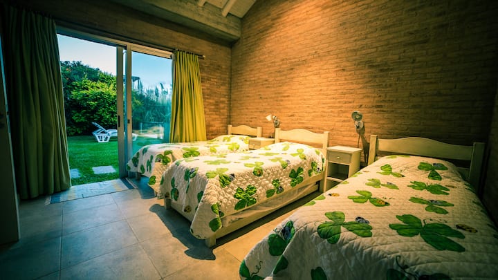 Glavna spavaća soba na katu s dva pomoćna kreveta.