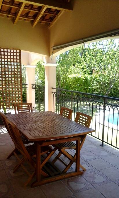 Terrasse avec vue piscine