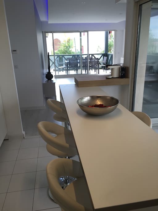 des chaises de bars pour un petit déjeuner convivial