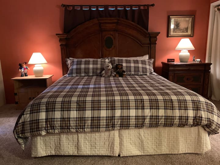 Kingsize-Bett im Hauptschlafzimmer