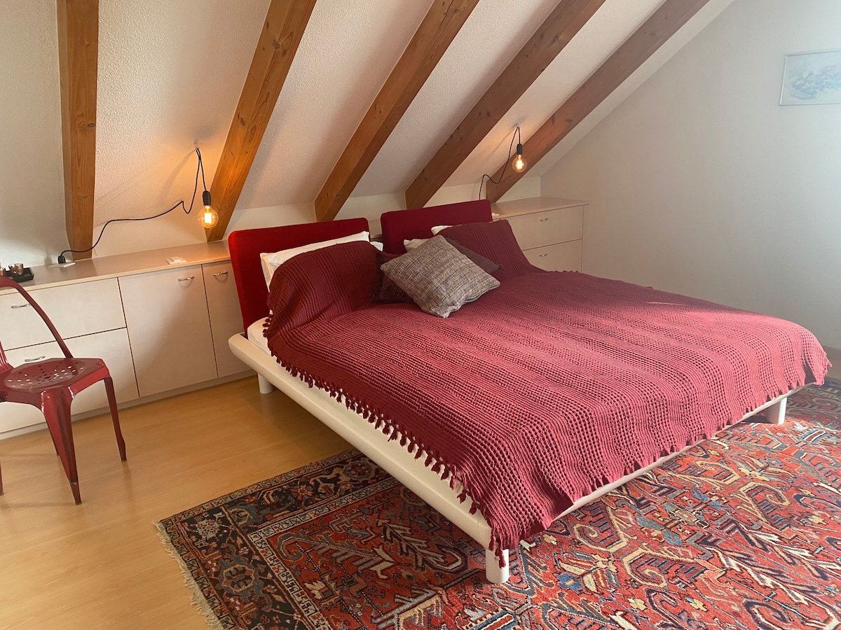 ห้องสีแดงพร้อมวิวในฝัน