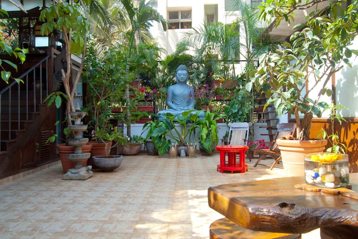 Oasis with a Courtyard in Bandra, Mumbai