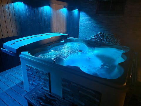 Home close to town with Hottub and pets allowed