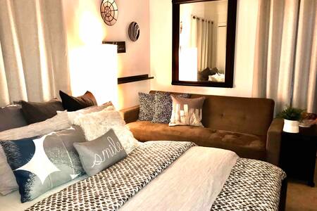 Cozy luxury bedroom w/ private bathroom