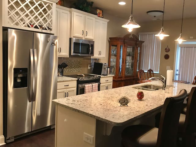Spacious Master Bd close to  I-75  RAFB Hospitals.
