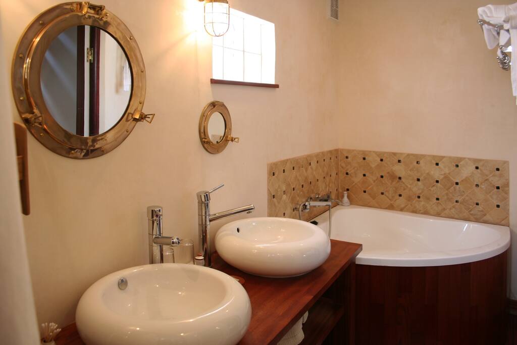Une salle de bain avec douche et baignoire