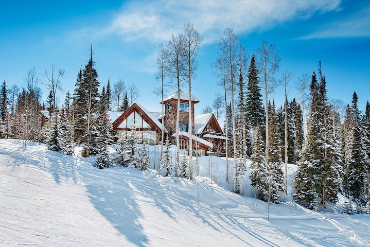 ALPEN RIDGE – Elevated Luxury Estate with