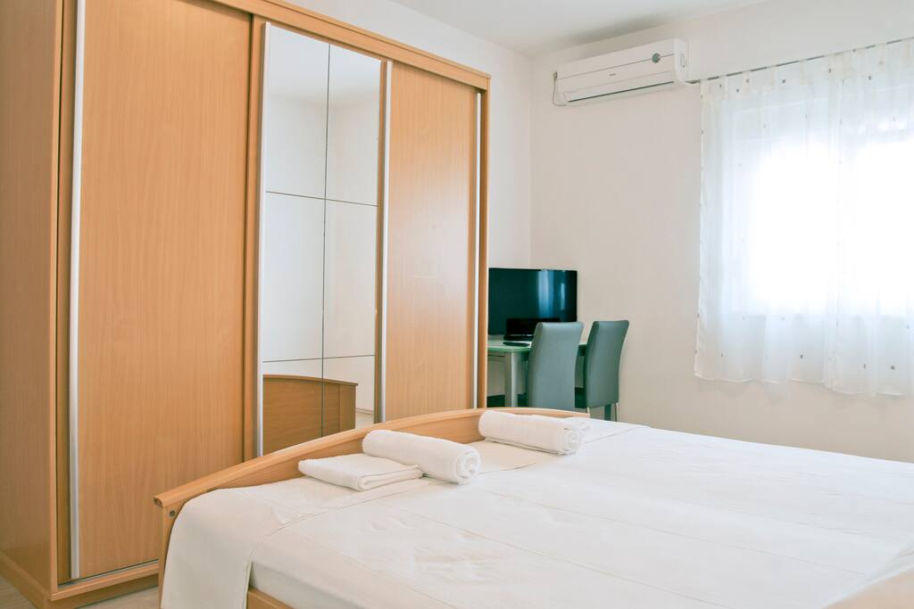 Bedroom has air condition