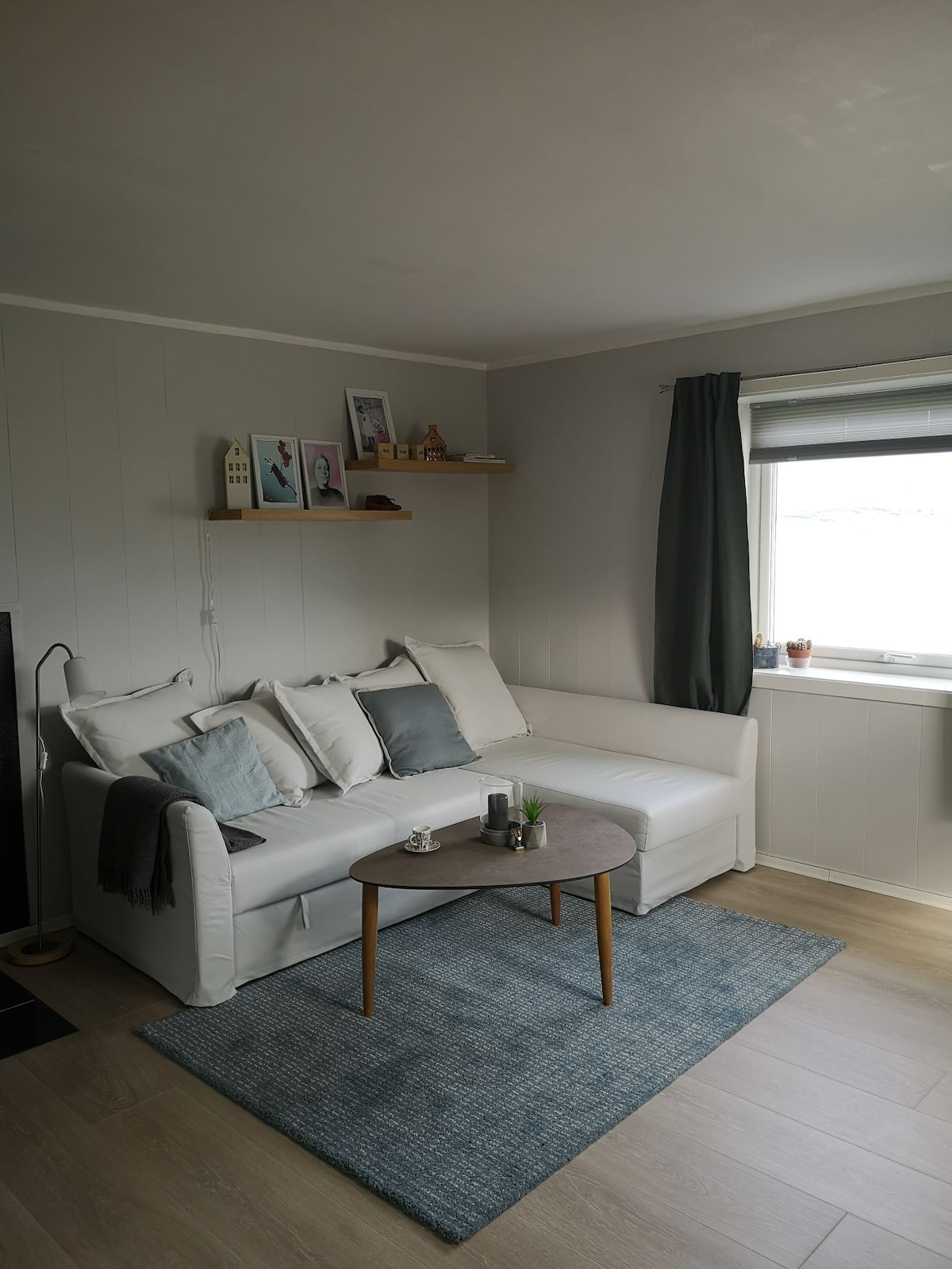 ห้องนั่งเล่นพร้อมเตียงโซฟาเปิดประทุนที่สะดวกสบาย  