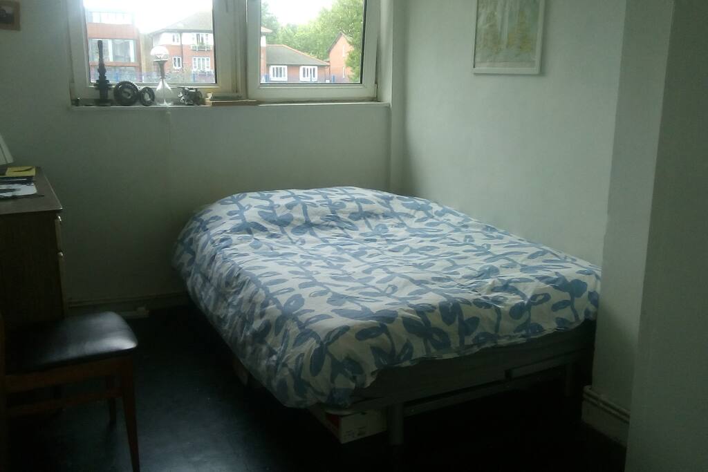 Bedroom (very comfortable mattress)