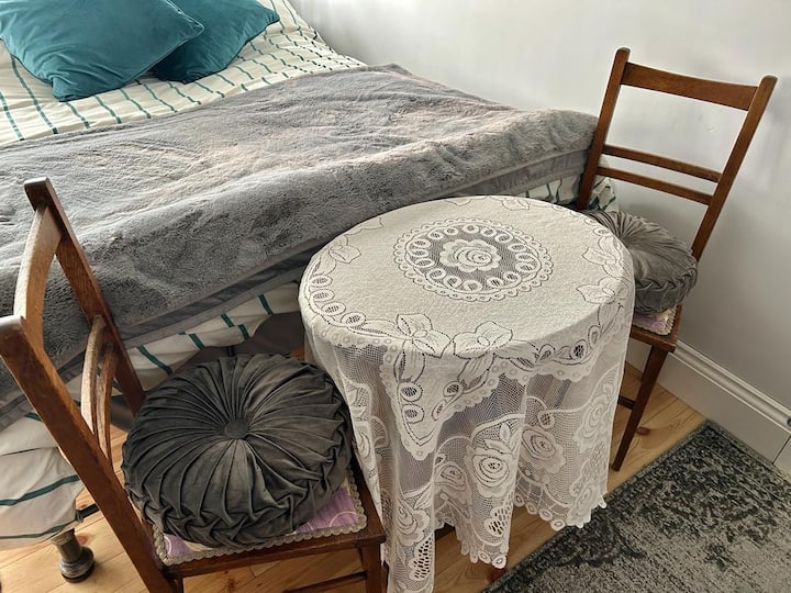 Chumba cha kulala cha wageni kina vifaa vya kutengeneza chai na kahawa/pamoja na meza ndogo na viti kwa ajili ya starehe zaidi.