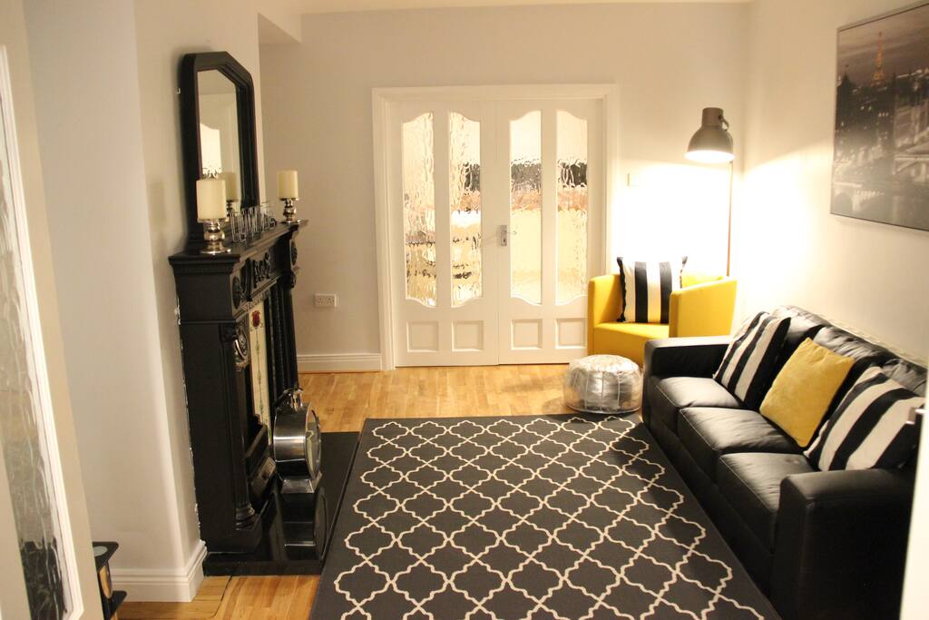Bright spacious living area with Wifi and Digital TV