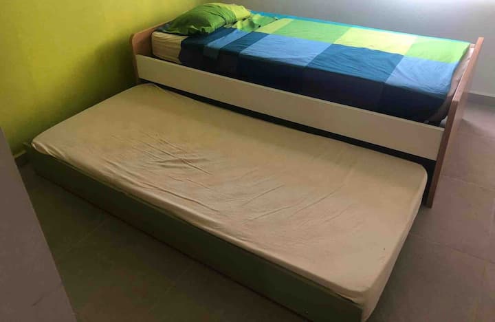 Vitanda vinavyofaa sana, unaweza hata kuweka godoro la hewa kulingana na mahitaji