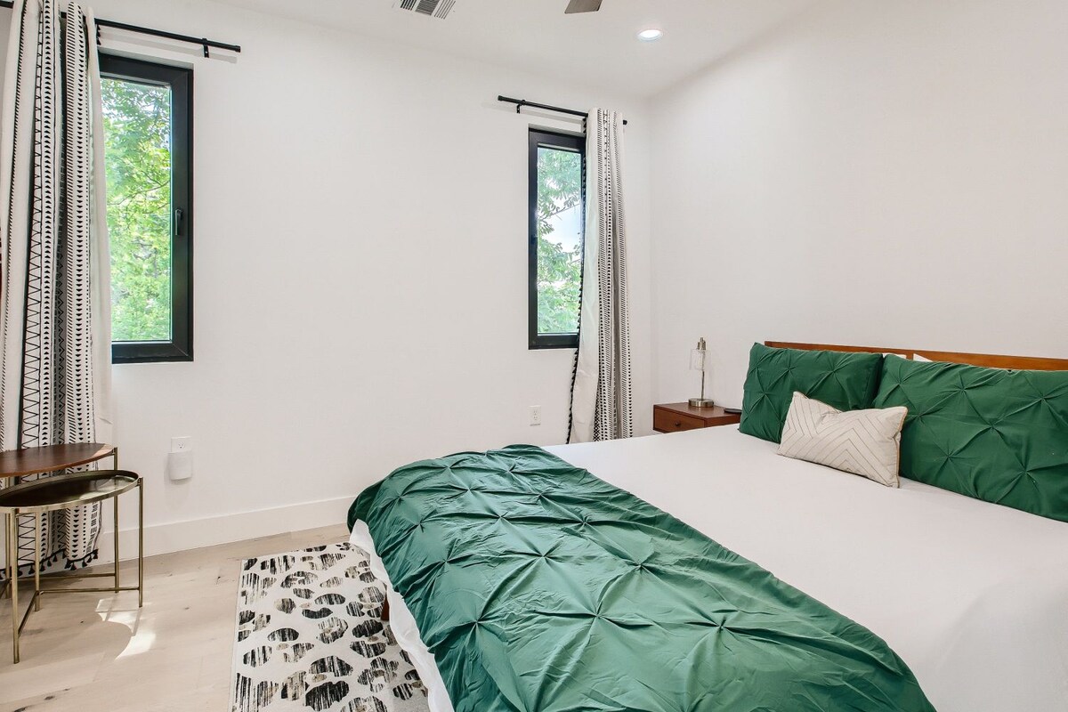 Modern 1 bed 1.5 bath with yard in Hyde Park