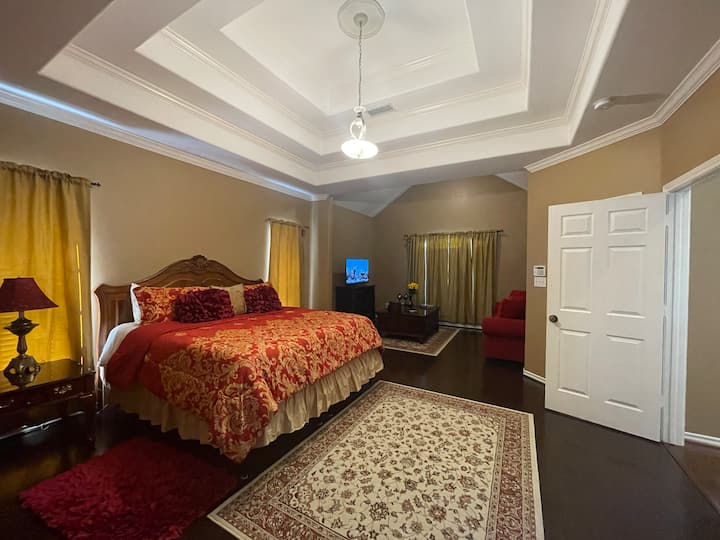 Dormitorio principal con sala de estar y baño privado