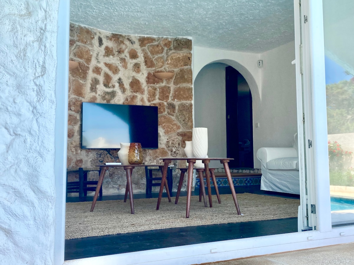 Popular Airbnb listing: Renovated charming house, sea view, beach 400 m away in Alaior