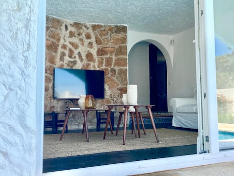 Popular Airbnb listing: Renovated charming house, sea view, beach 400 m away in Alaior