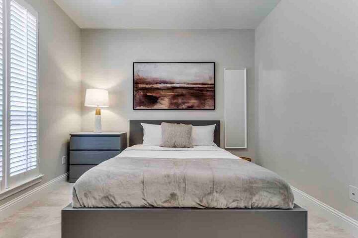 Stylish 4/3 traditional + pool gallery image 4