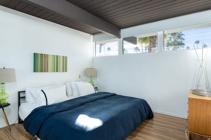 חדר שינה עם מיטת קינג סייז