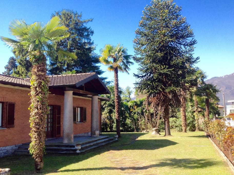 L'ingresso della casa sul lato frontale