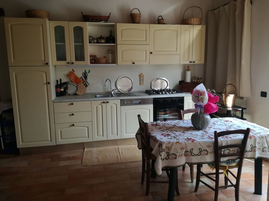 Cucina con forno e lavastoviglie