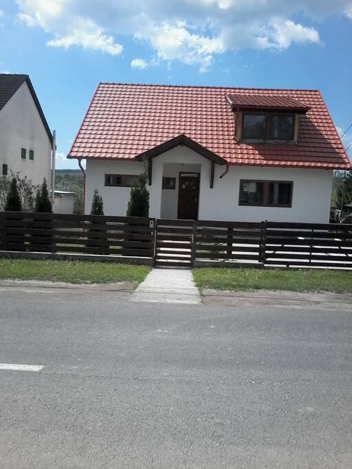 A 2015-ben frissen felújított Vendégház utcafrontja.