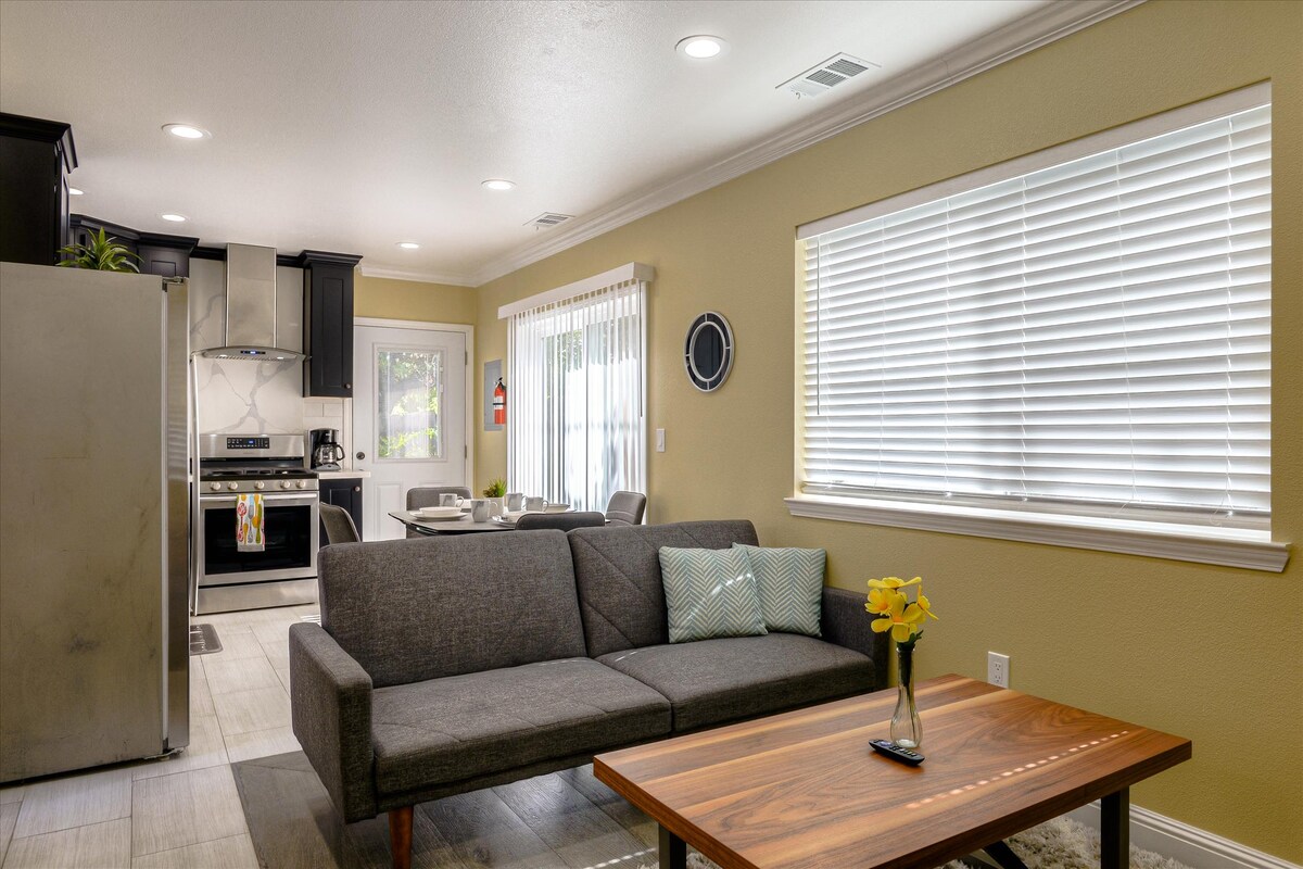 Successful Airbnb property: 1) 2BR/2BA Guest House near Downtown Mountain View in Mountain View