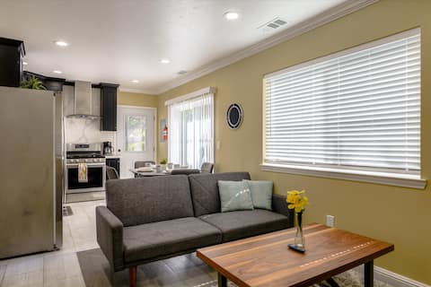 Successful Airbnb property: 1) 2BR/2BA Guest House near Downtown Mountain View in Mountain View
