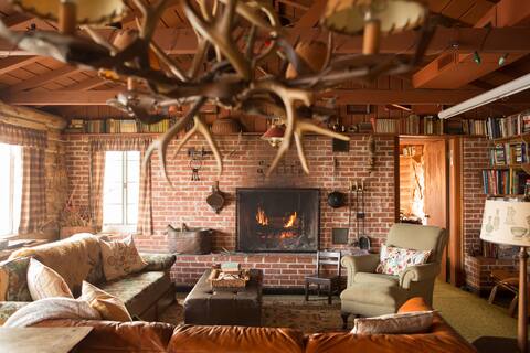 Charming Lakeside Cabin w/Dock, Minutes from Tulsa