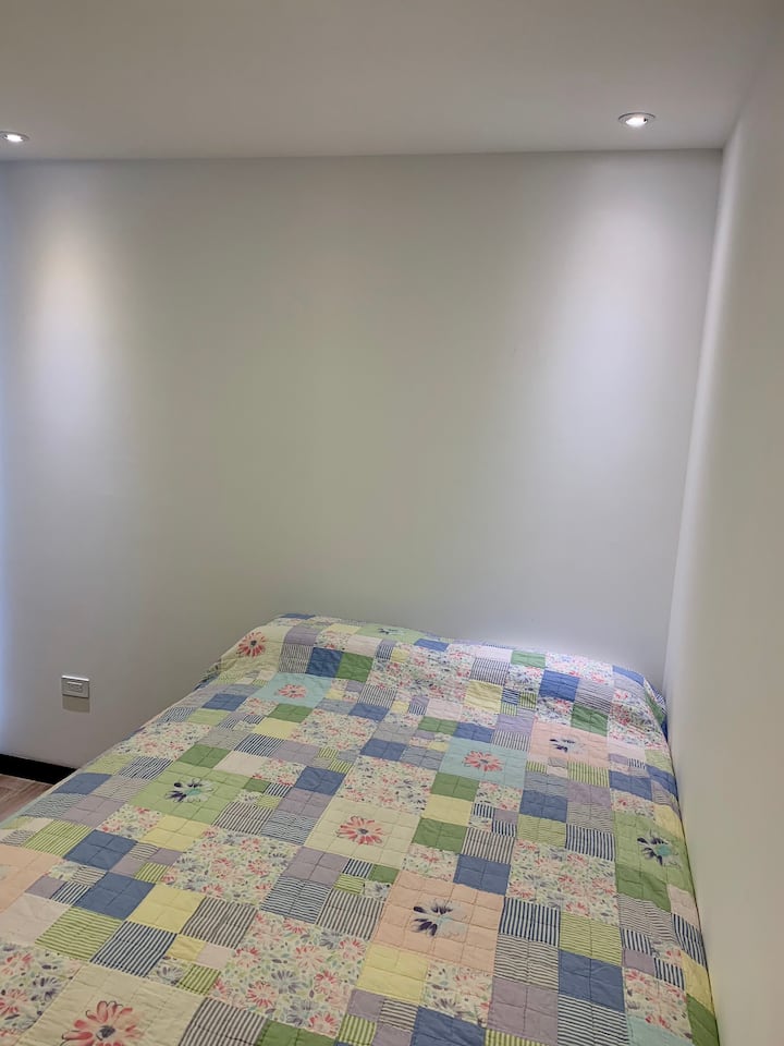 Lit double confortable dans la deuxième chambre
