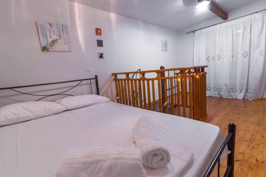 ห้องนอนที่สองที่ชั้น 1 มีระเบียงของตัวเองและวิวทะเล!