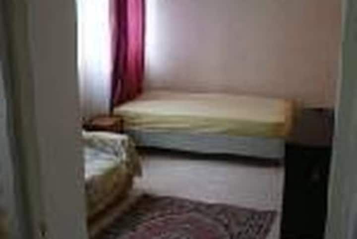 Თქვენი საძინებელი, ორადგილიანი საწოლი, დივანი, გარდერობი, სამუშაო მაგიდა, დიდი ფანჯარა (იზოლაცია).