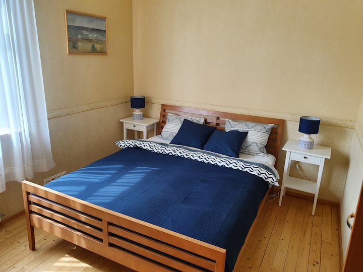 ห้องนอนบนชั้น 2 พร้อมเตียงคู่