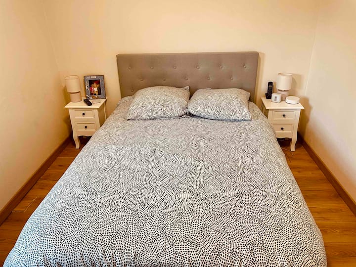 R/c soba s reverzibilnim klima-uređajem i televizorima