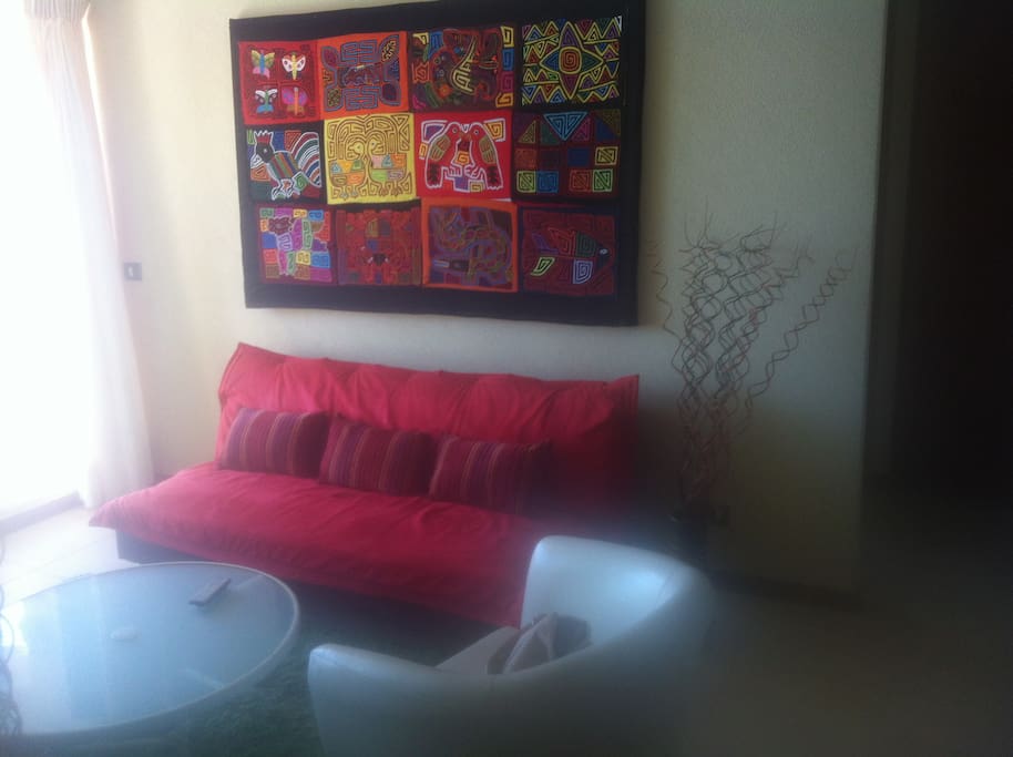 Sofá cama y sillones cómodos.