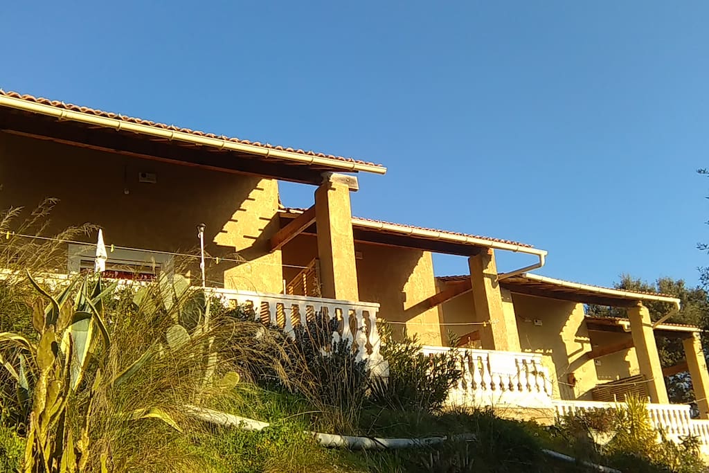 villa a louer ayant une terrasse et ayant une vue panoramique sur la plaine .