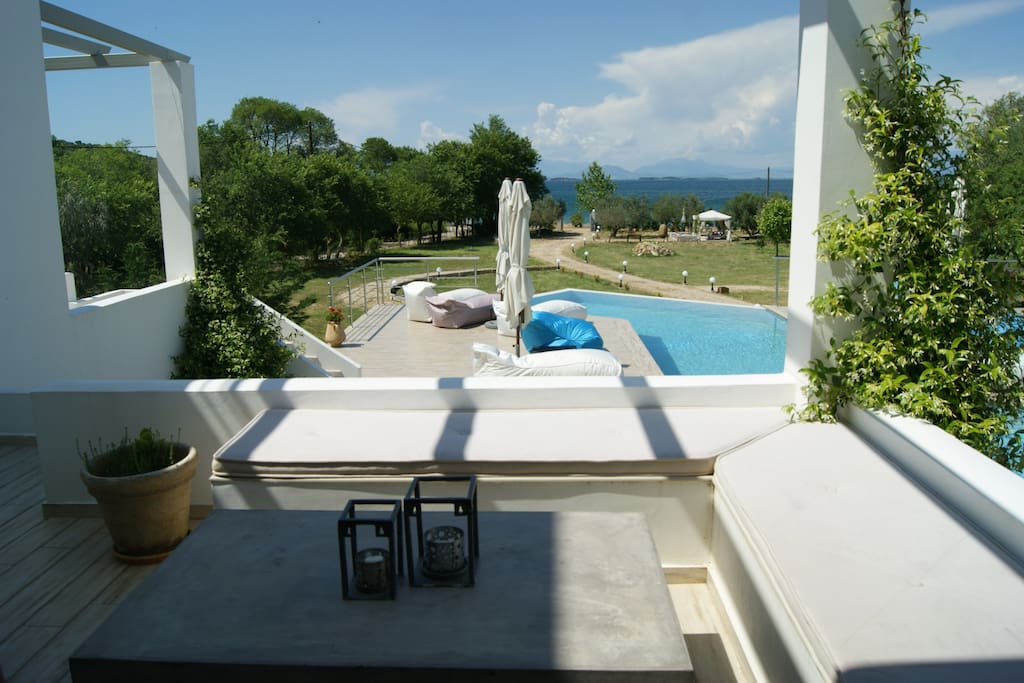Private veranda with pool and sea view / Ιδιωτική βεράντα με θέα την πισίνα και τη θάλασσα