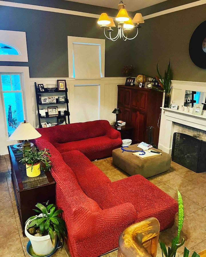 Spaziosa, ottima camera, tv, Roku 